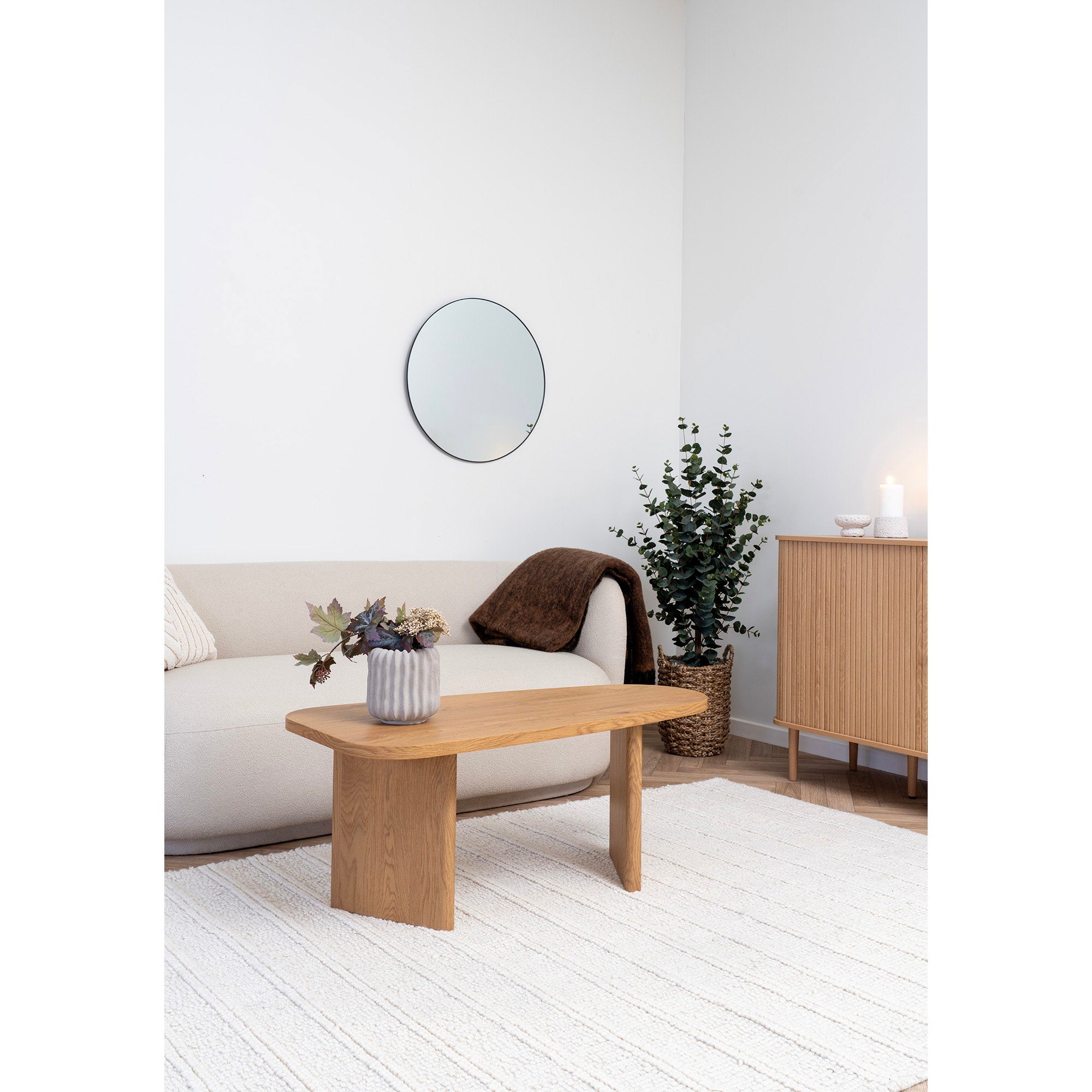 Table basse Melo chêne naturel salon canapé blanc bouclé tapis blanc ambiance nordique