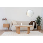Table basse Melo chêne naturel en situation salon canapé arrondi beige tapis blanc