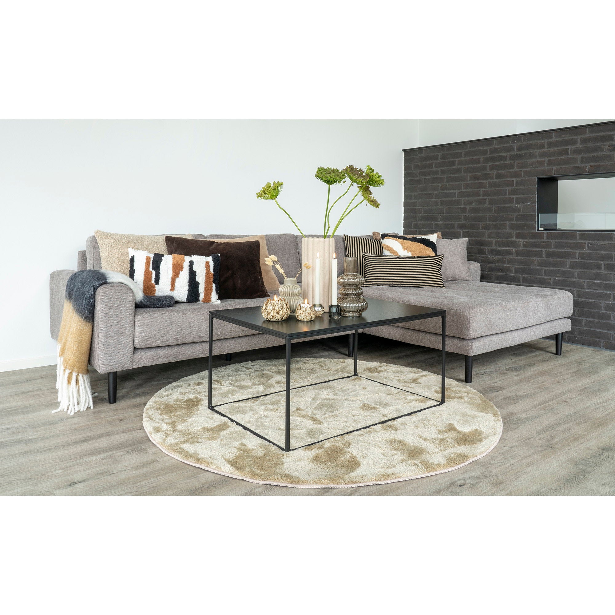 Table basse Vita noire 90x60x45 cm ambiance salon canapé gris tapis beige mur brique