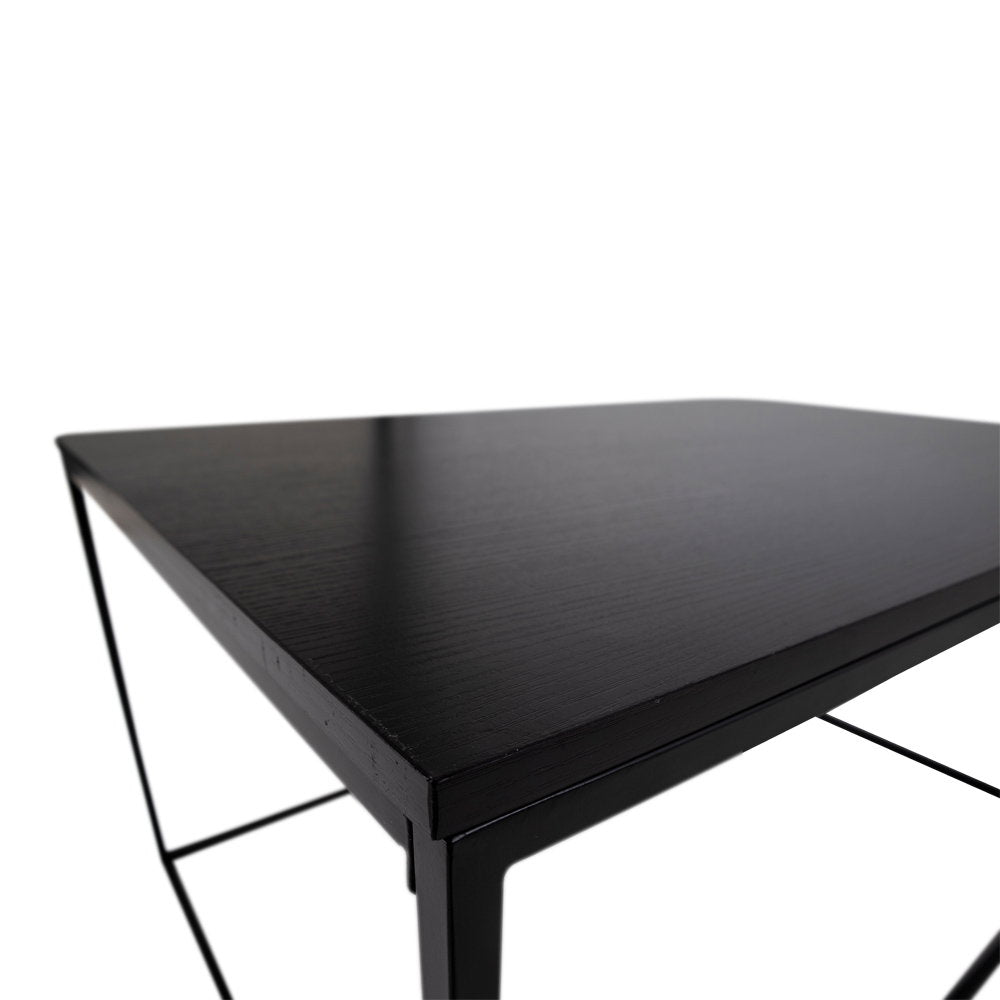 Gros plan plateau mélaminé noir mat table basse Vita cadre métal tubulaire noir