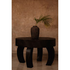 Table basse Octo Chic en manguier teinté noyer en situation