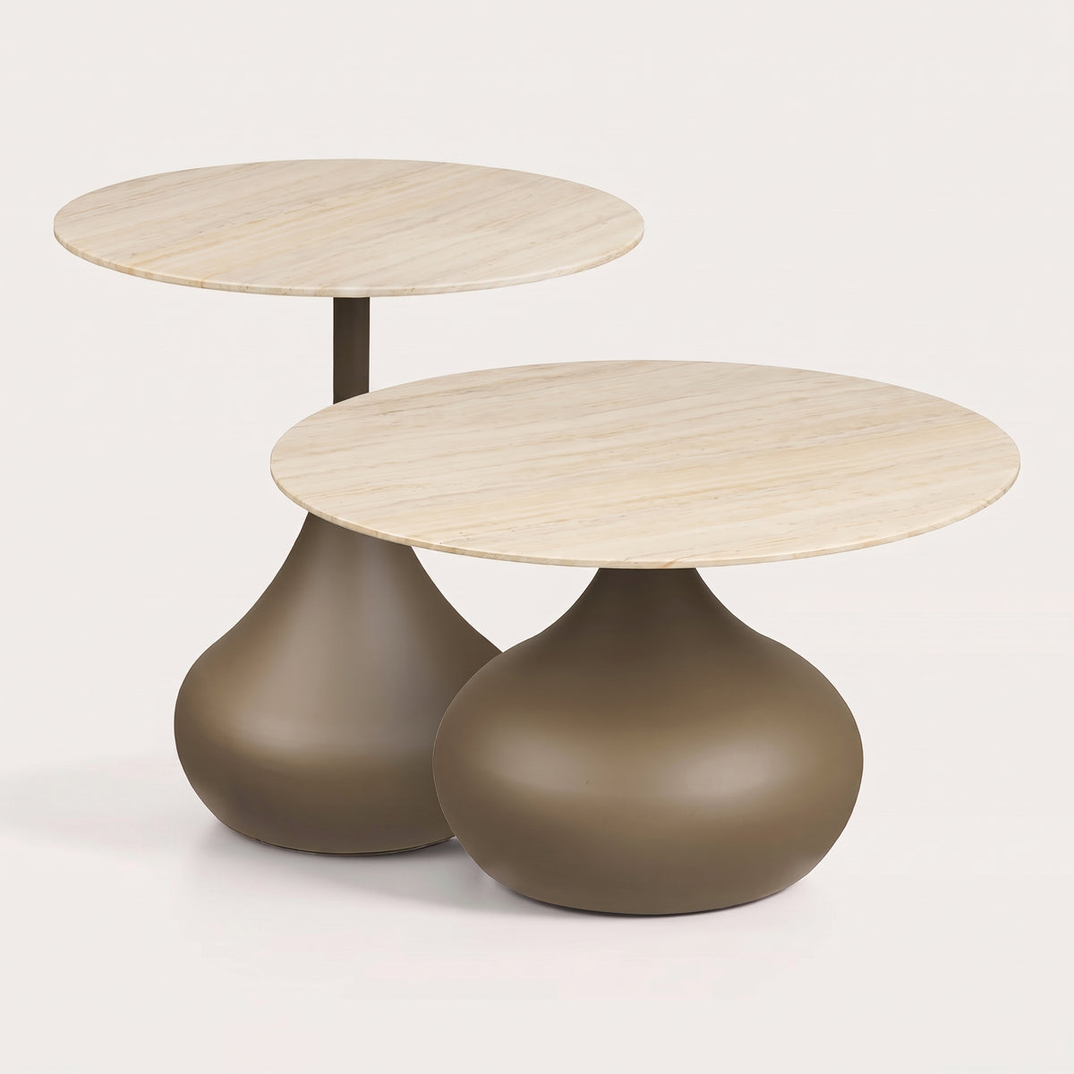 Lot de 2 tables basses Pienza, plateaux en verre effet travertin et pieds kaki : une grande et une petite, plus haute, sur fond blanc
