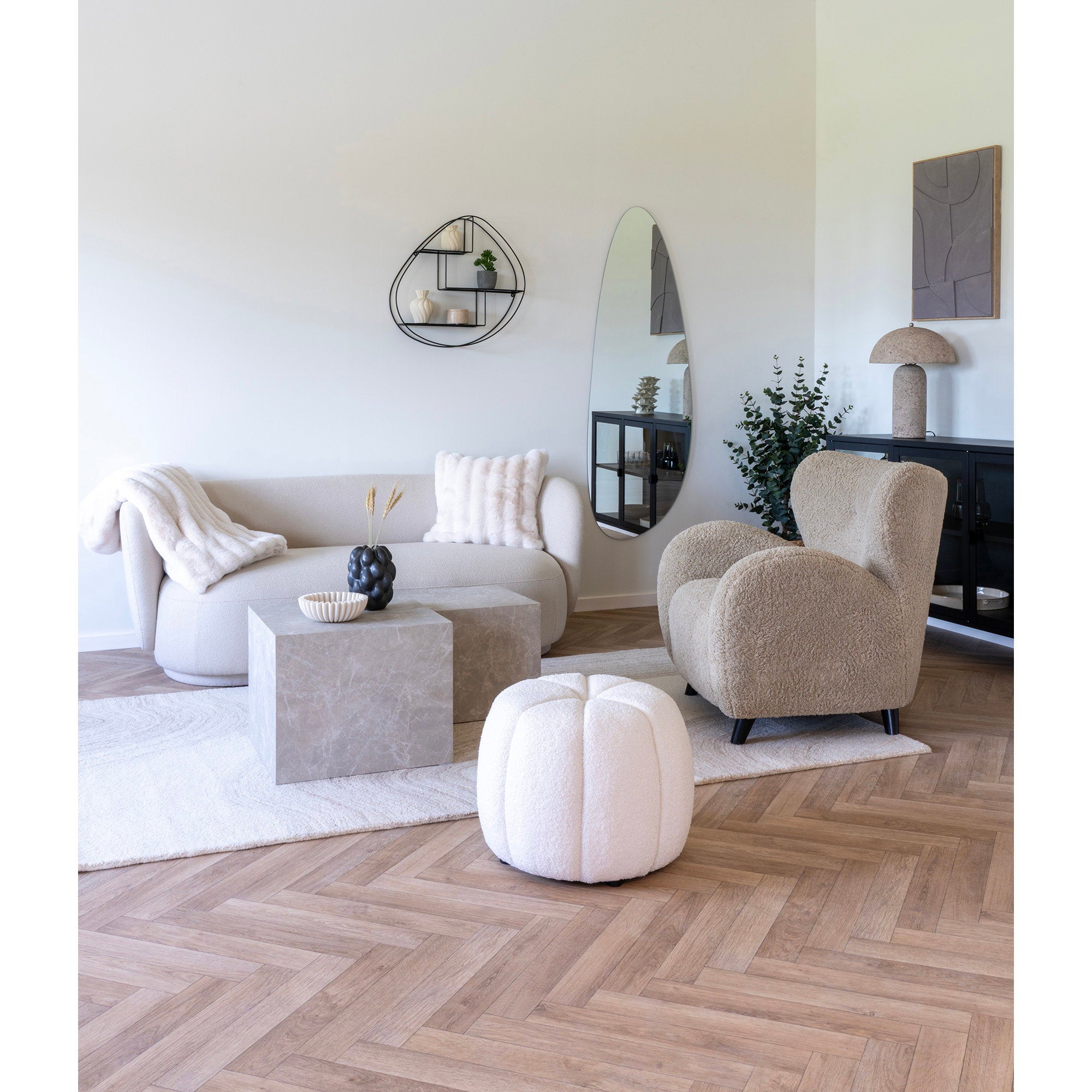Tables basses Prague marbre beige duo blocs ambiance salon fauteuil bouclé style premium