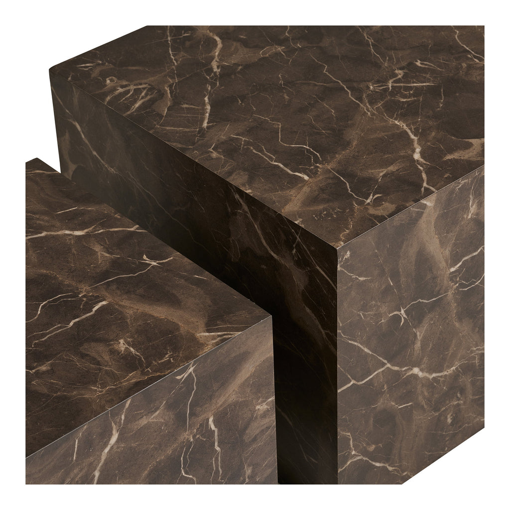 Table basse Prague marbre brun détail angle veinage doré caramel sur fond brun profond