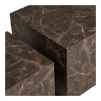 Table basse Prague marbre brun détail angle veinage doré caramel sur fond brun profond