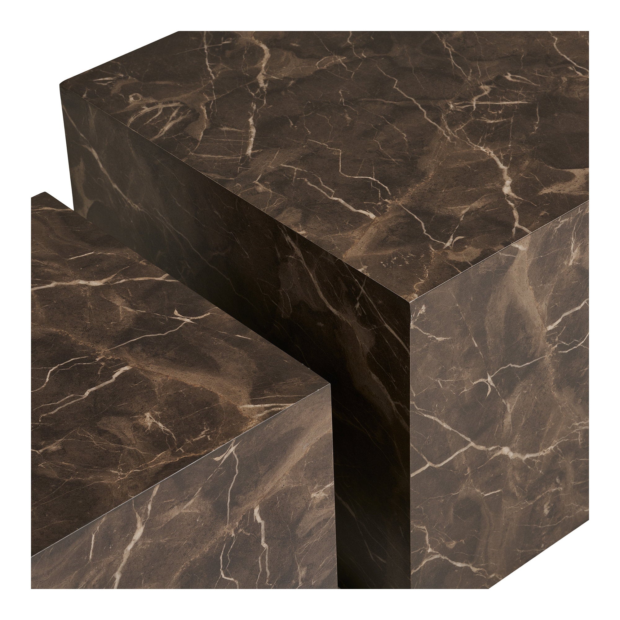 Table basse Prague marbre brun détail angle veinage doré caramel sur fond brun profond