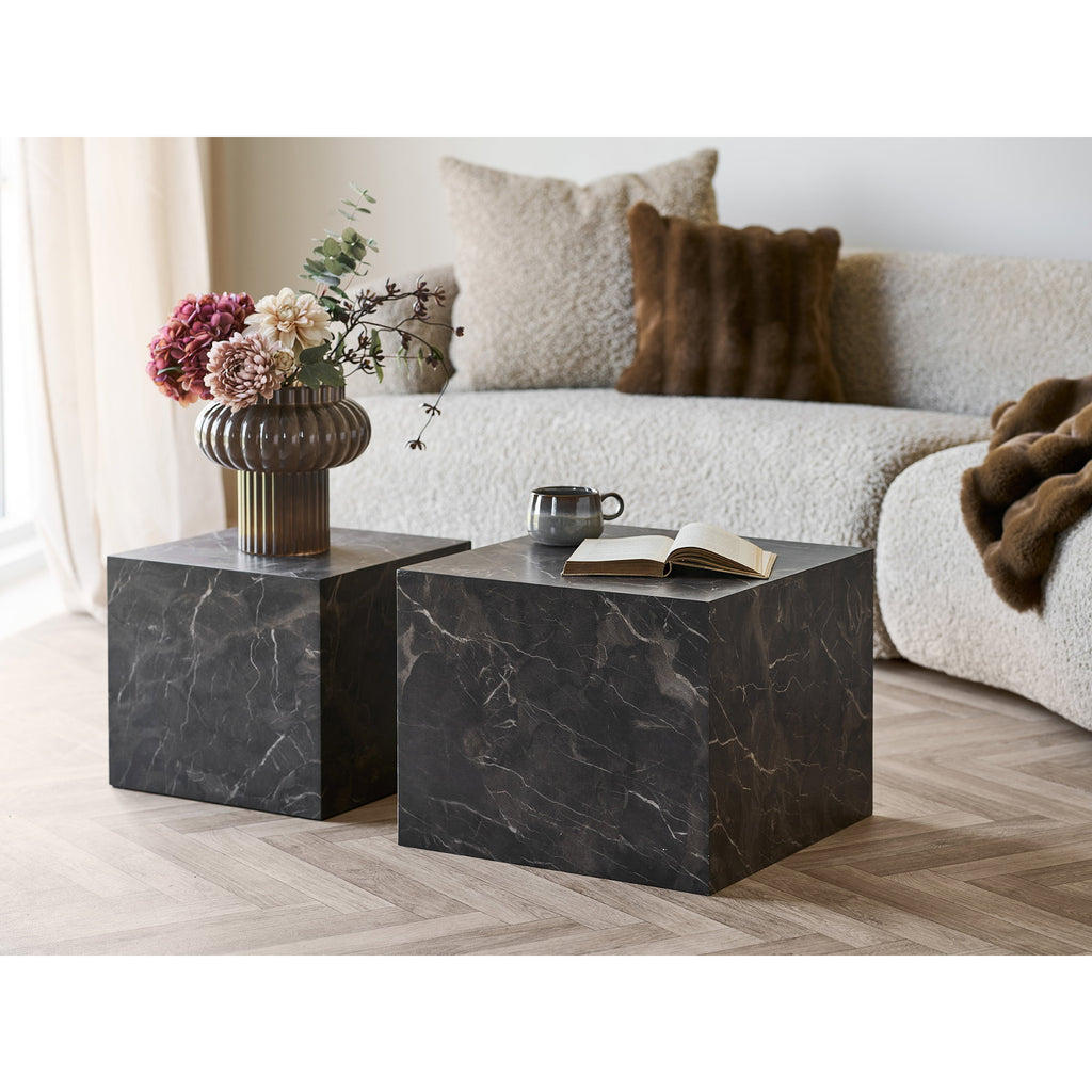 Set 2 tables basses Prague effet marbre brun blocs monolithes ambiance salon canapé bouclé
