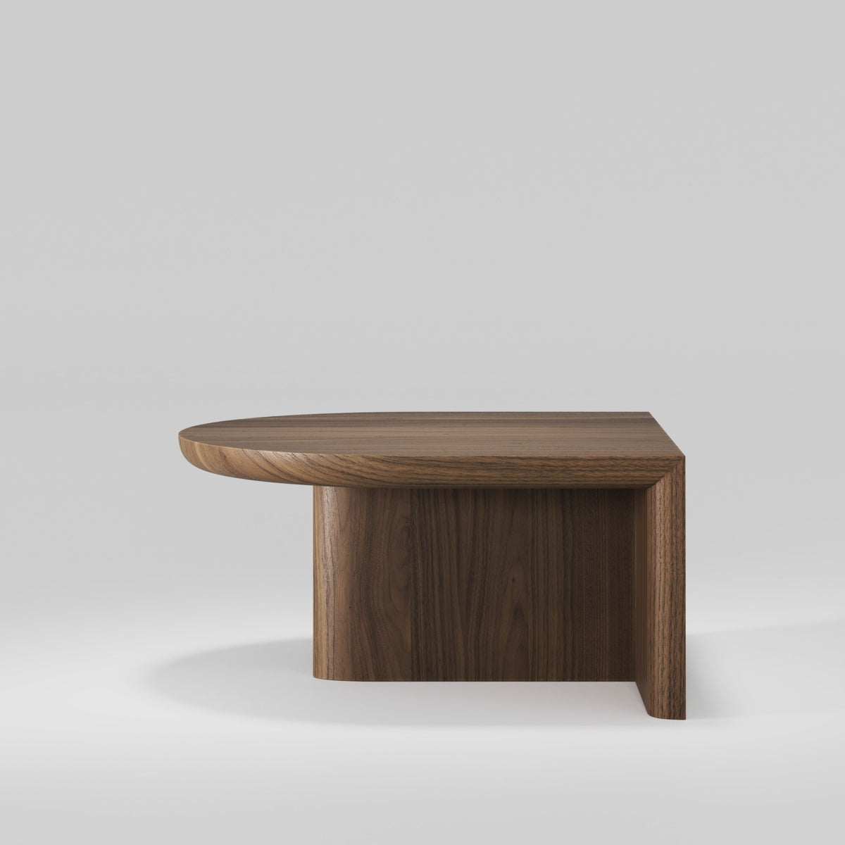 Table basse Re-Form en noyer foncé vue de trois quarts
