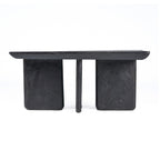 Table basse rectangulaire Obsidian en bois de manguier noir vue de face sur ses trois pieds pleins