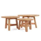 Table basse Fusuma en teck à trois pieds à côté de deux tables rondes plus petites à quatre pieds