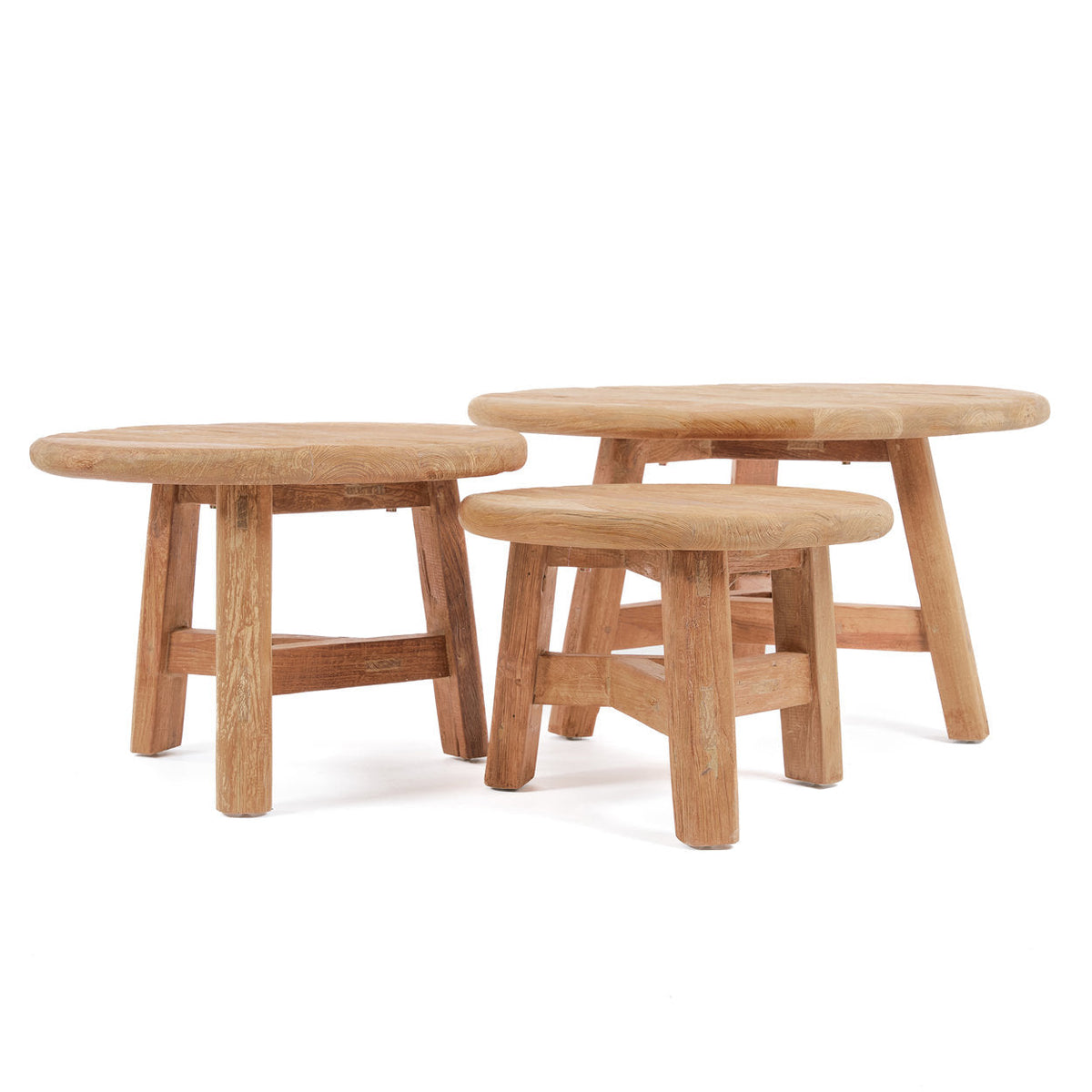 Table basse Fusuma en teck à trois pieds à côté de deux tables rondes plus petites à quatre pieds