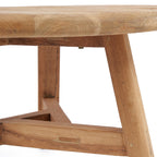 Gros plan sur le bord arrondi du plateau et l'entretoise en teck de la table basse Fusuma