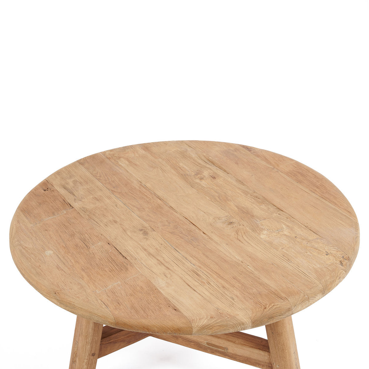 Plateau rond en planches de teck de la table basse Fusuma vu de dessus avec son veinage