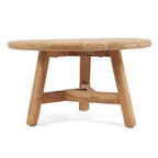 Table basse Fusuma en teck vue de profil sur fond blanc bord épais du plateau et pieds obliques