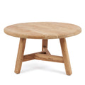Table basse ronde Fusuma en teck naturel vue de trois quarts sur fond blanc avec ses trois pieds et son entretoise