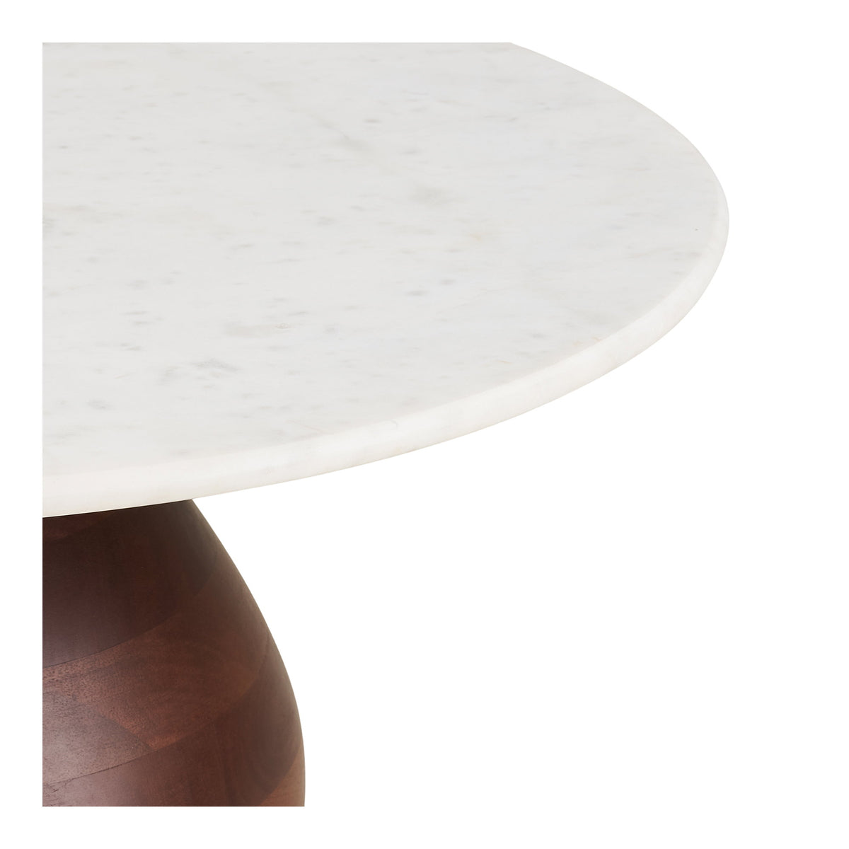 Détail du plateau en marbre blanc veiné de la table basse Heide et de son bord arrondi