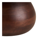 Détail du socle en manguier brun foncé de la table basse Heide avec ses bandes de bois horizontales