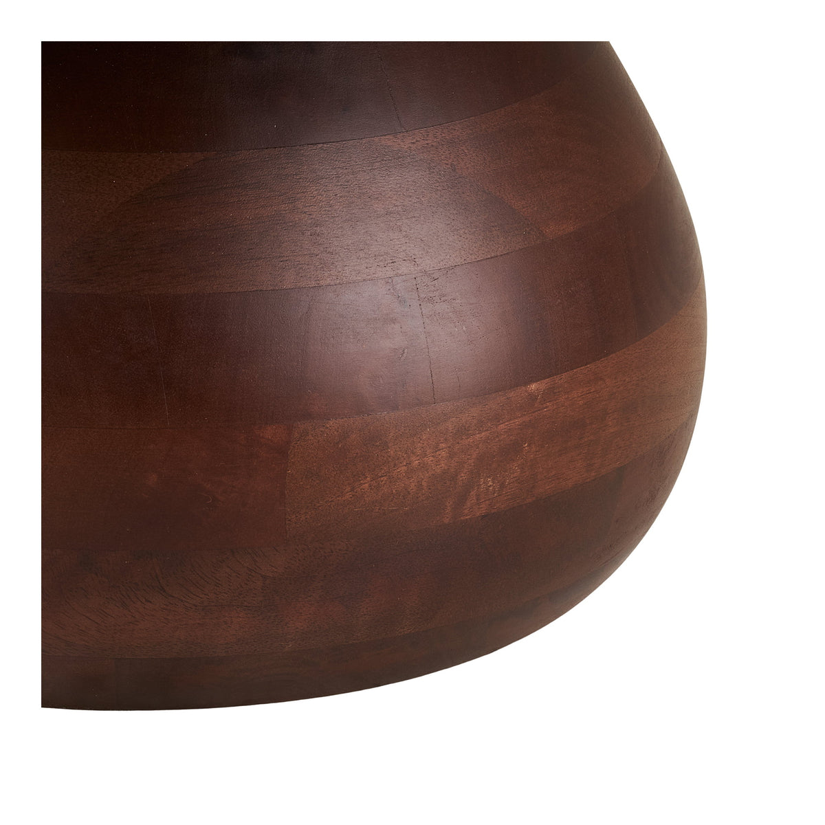 Détail du socle en manguier brun foncé de la table basse Heide avec ses bandes de bois horizontales