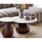 Table basse Heide et table d'appoint Heide côte à côte avec un vase en verre et deux pots à couvercle