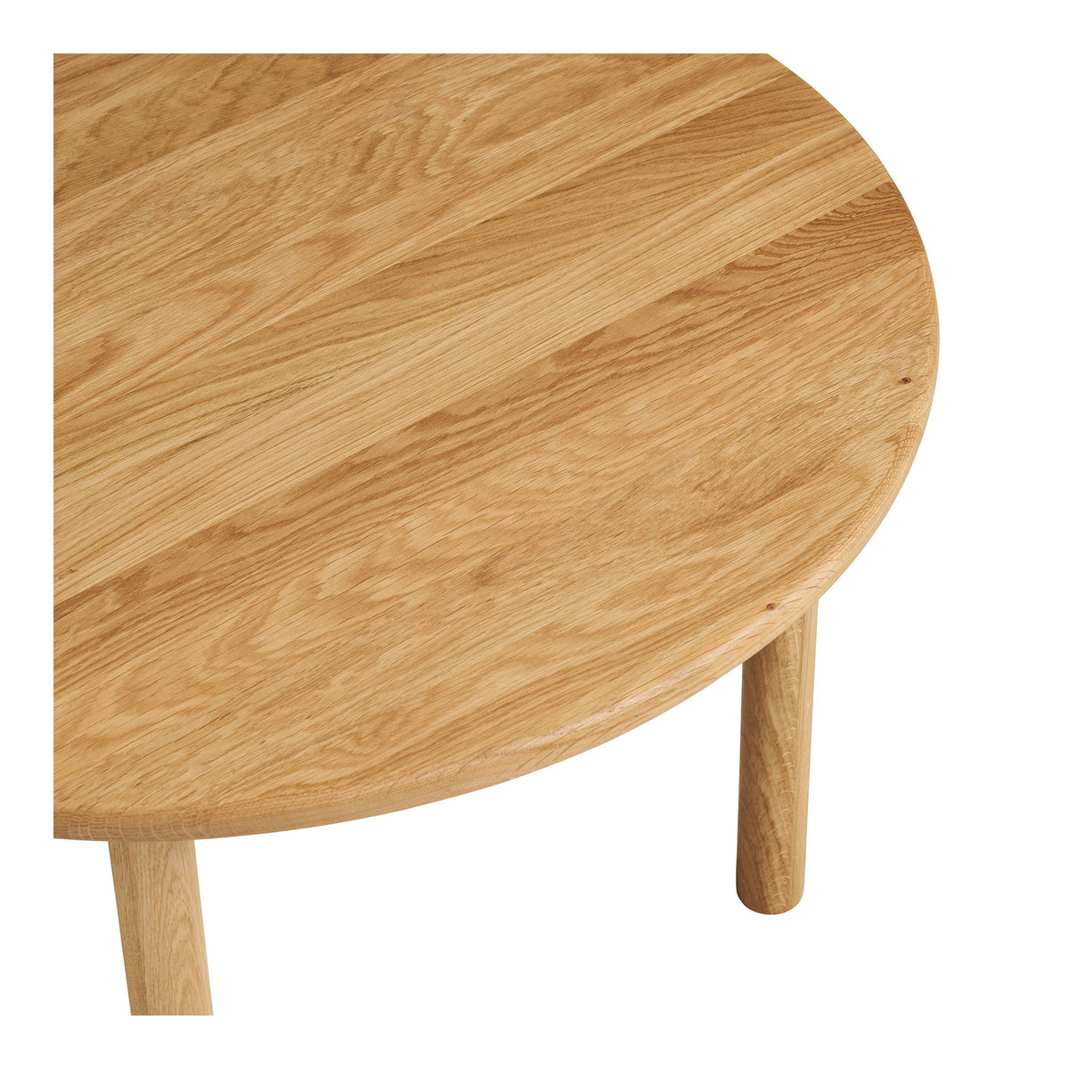 Gros plan du plateau en chêne de la table basse Jena planches assemblées veines apparentes et chant arrondi