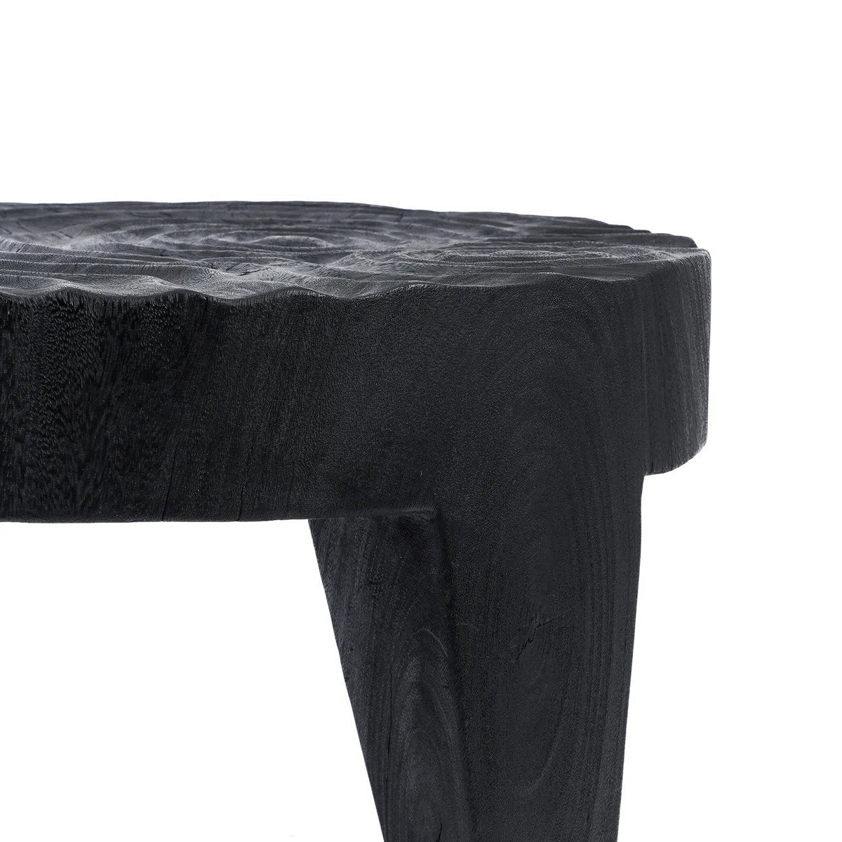 Détail du chant du plateau et de la jonction avec un pied de la table basse Madero