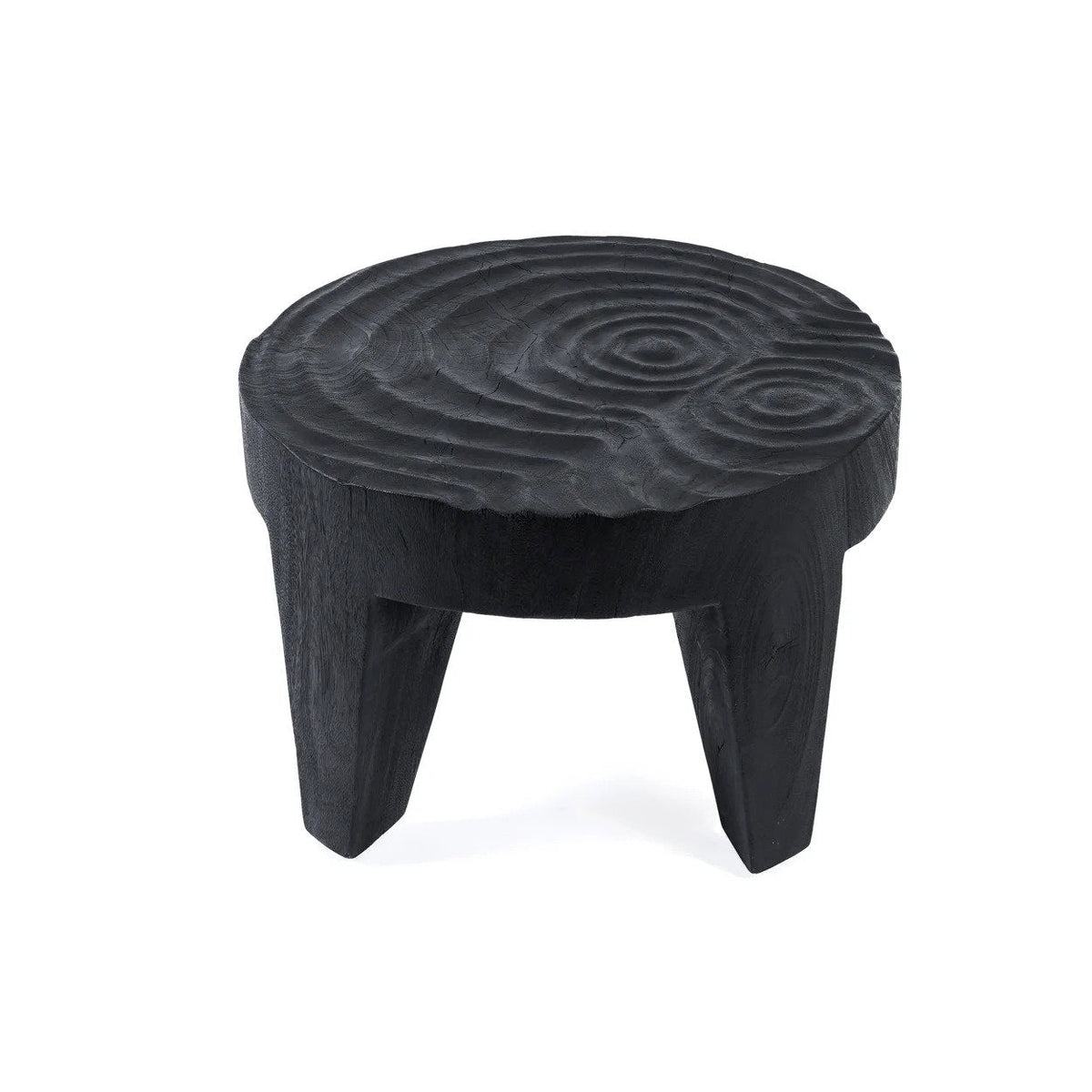 Table basse Madero en suar noir vue de trois quarts au-dessus du plateau sculpté d'ondes