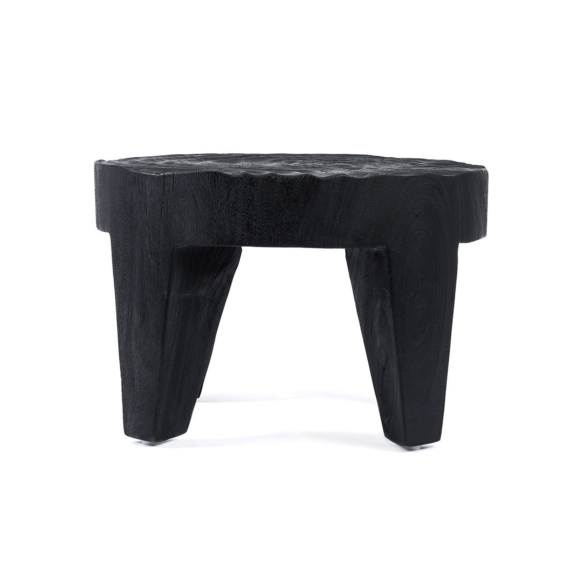 Table basse ronde Madero en bois de suar noir vue de face sur ses quatre pieds fuselés