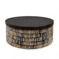 Table basse ronde Magani plateau en bois sombre sur un corps tressé en feuille de bananier