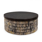 Table basse ronde Magani plateau en bois sombre sur un corps tressé en feuille de bananier