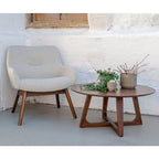 Table basse Hellerup noyer aux côtés d'un fauteuil tissu chiné ambiance loft