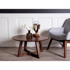 Table basse ronde Hellerup noyer ambiance intérieure fauteuil gris parquet clair