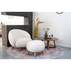 Table basse ronde Hellerup noyer 75 cm ambiance salon avec fauteuil bouclé blanc