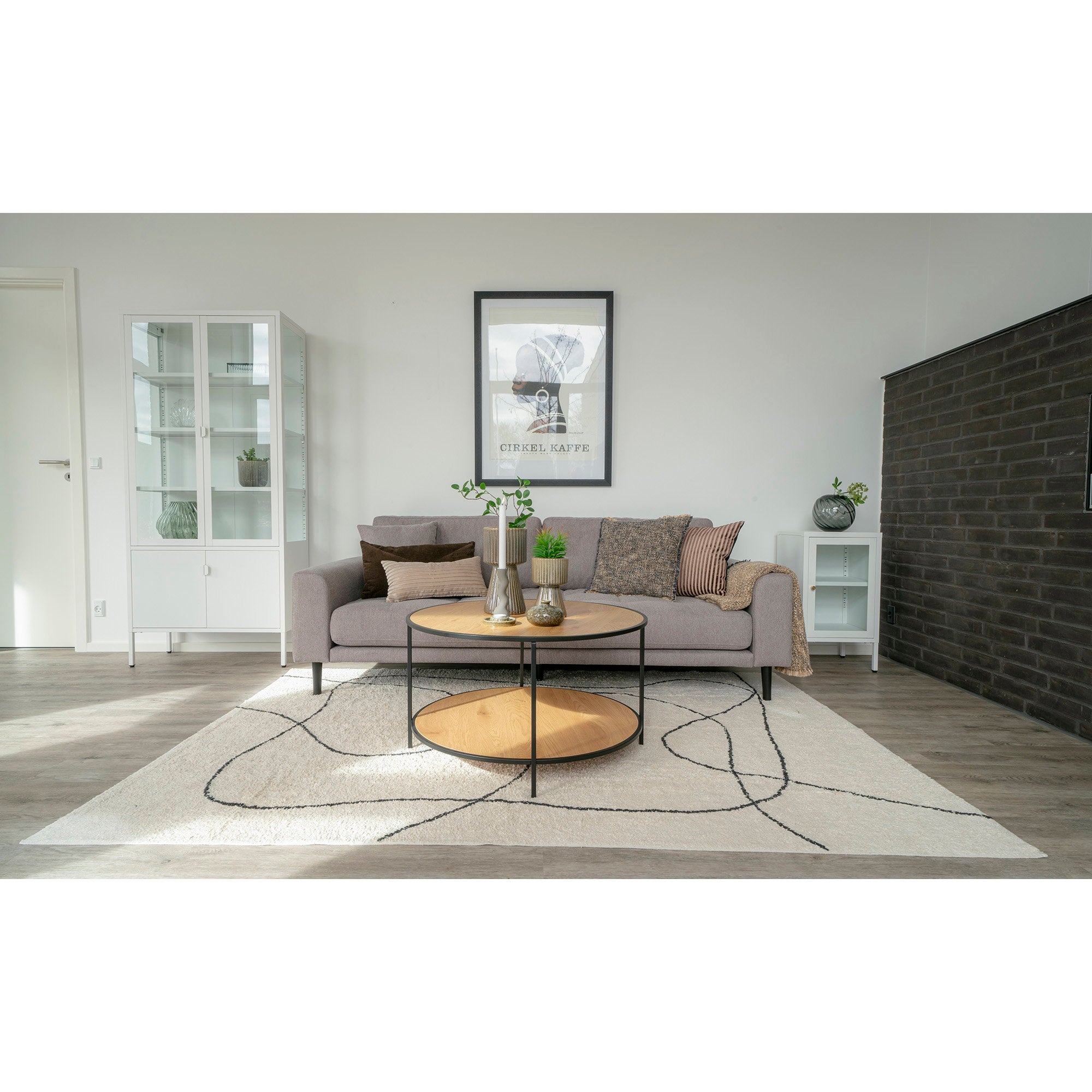 Table basse ronde Vita plateau chêne naturel pieds métal noir ø80 cm ambiance salon