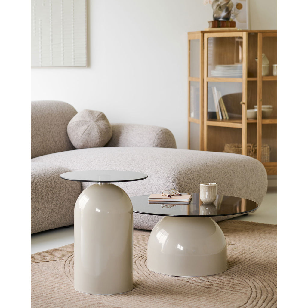 Table basse Ravello verre fumé socle métal beige ambiance salon canapé bouclé