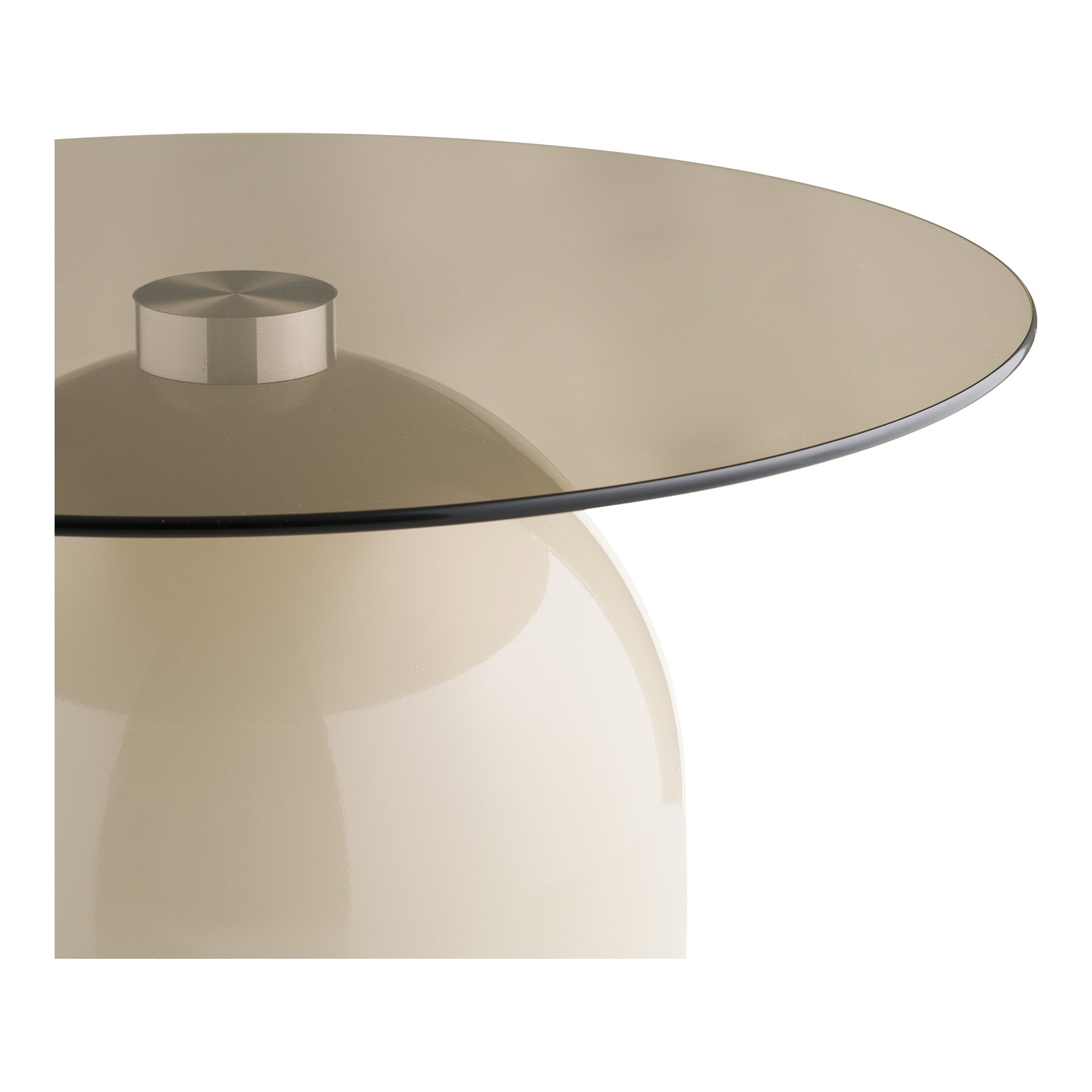 Gros plan plateau verre trempé fumé table Ravello et socle dôme métal beige brillant