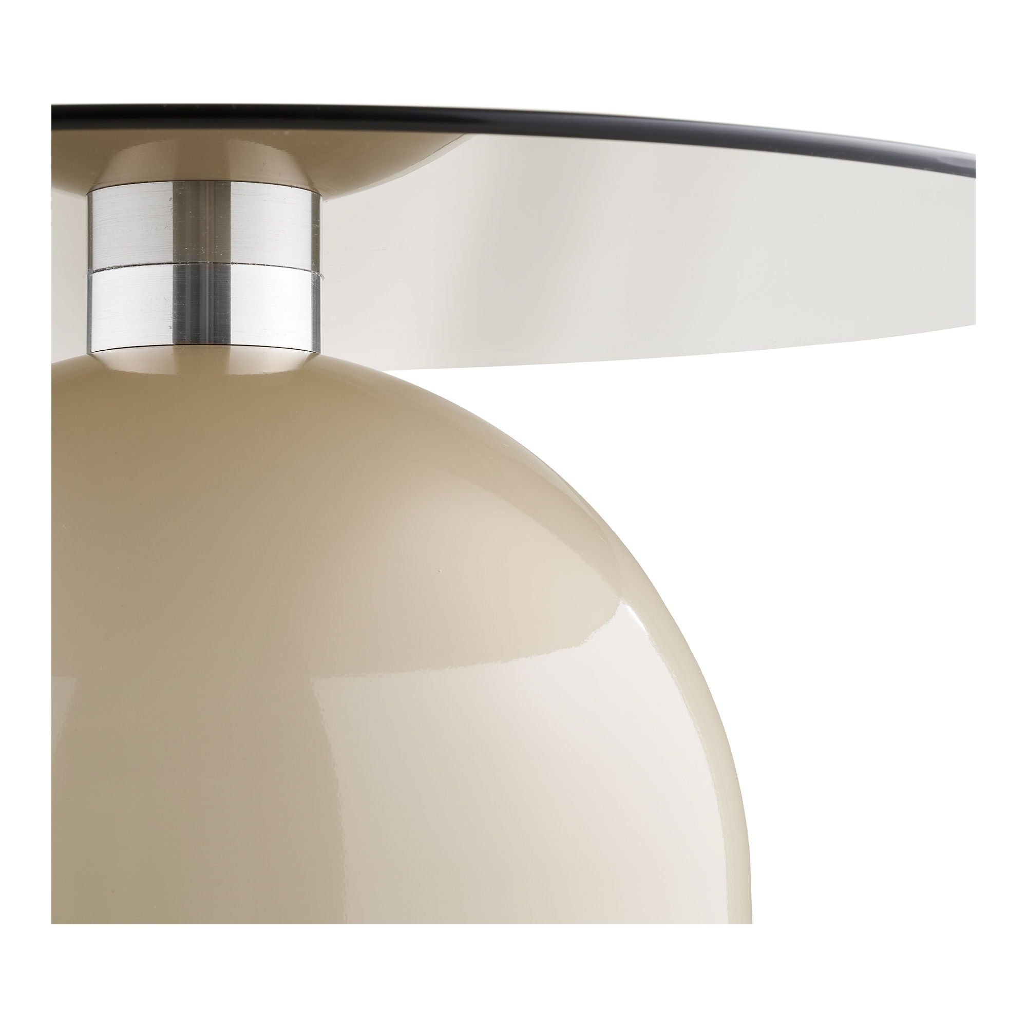 Détail raccord chromé brossé entre plateau verre fumé et socle métal beige Ravello