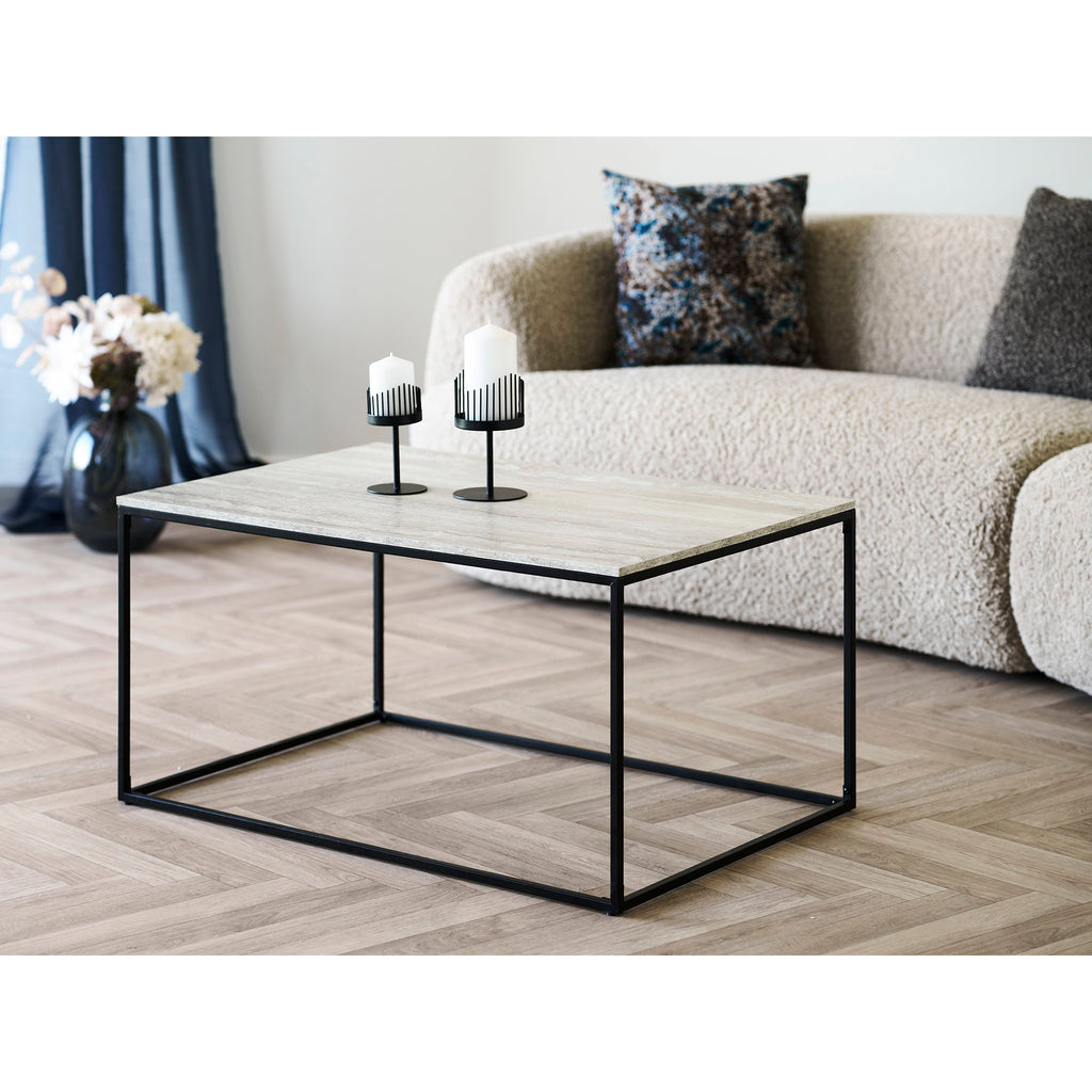 Table basse Vita plateau travertin beige pieds métal noir 90x60 cm ambiance salon