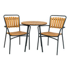Table bistro Cleveland entre deux fauteuils de jardin à lattes de teck et structure en métal noir