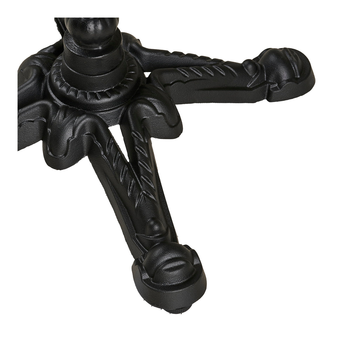 Gros plan sur la base en fonte noire à quatre branches sculptées en relief et sur un patin vissé