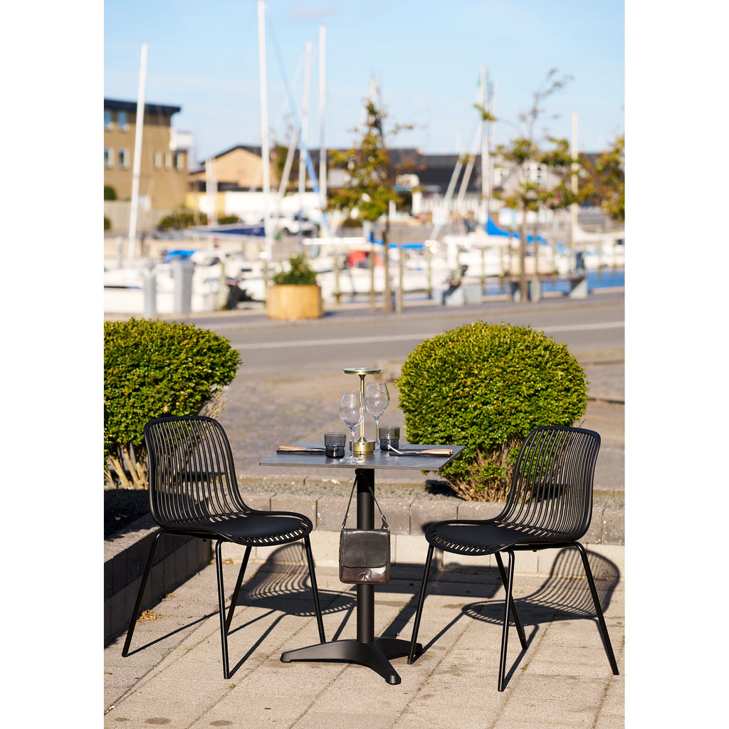 Table bistrot marbre noir aluminium terrasse port chaises noires filaires dressage outdoor