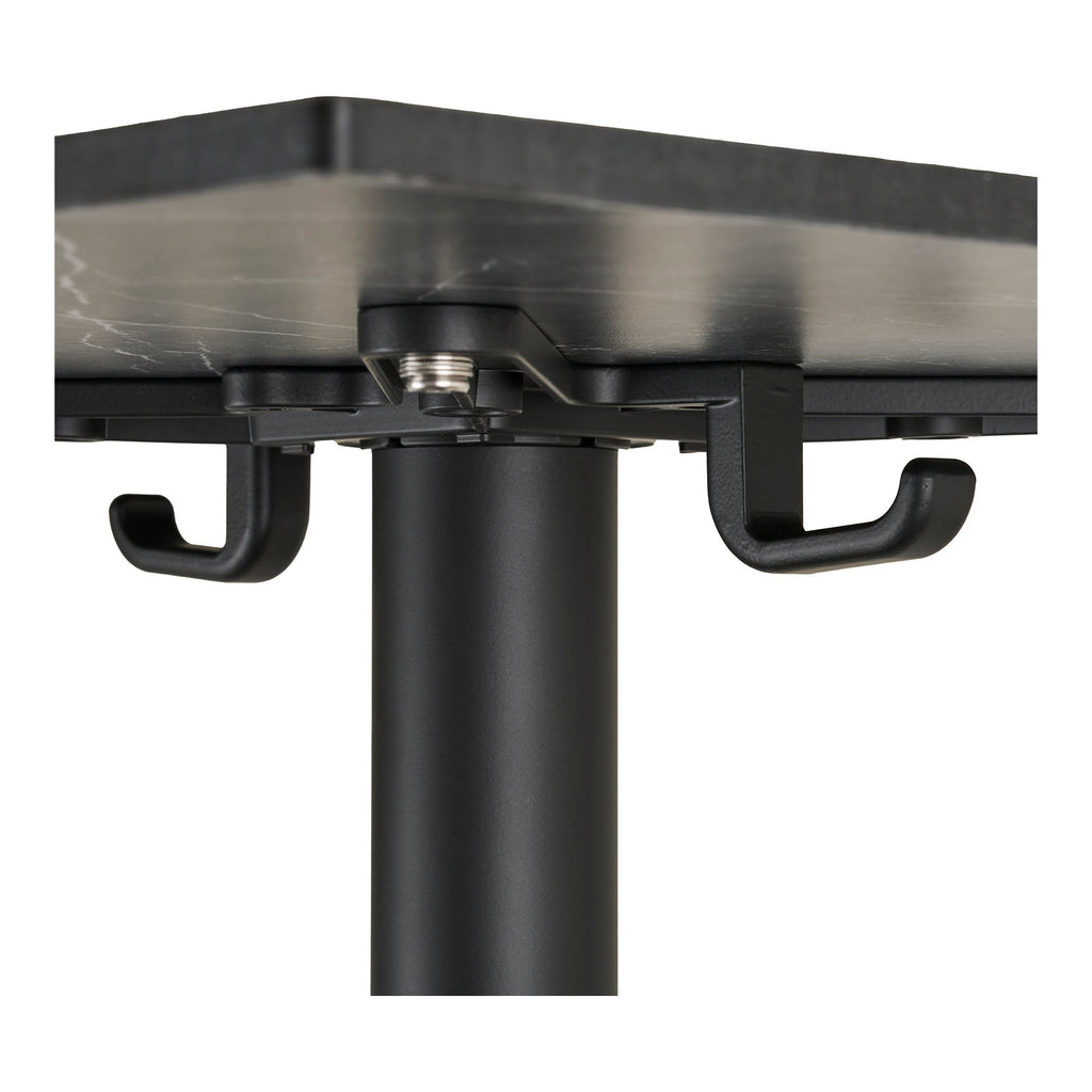Gros plan crochets intégrés sous plateau table bistrot marbre noir aluminium pratique sac