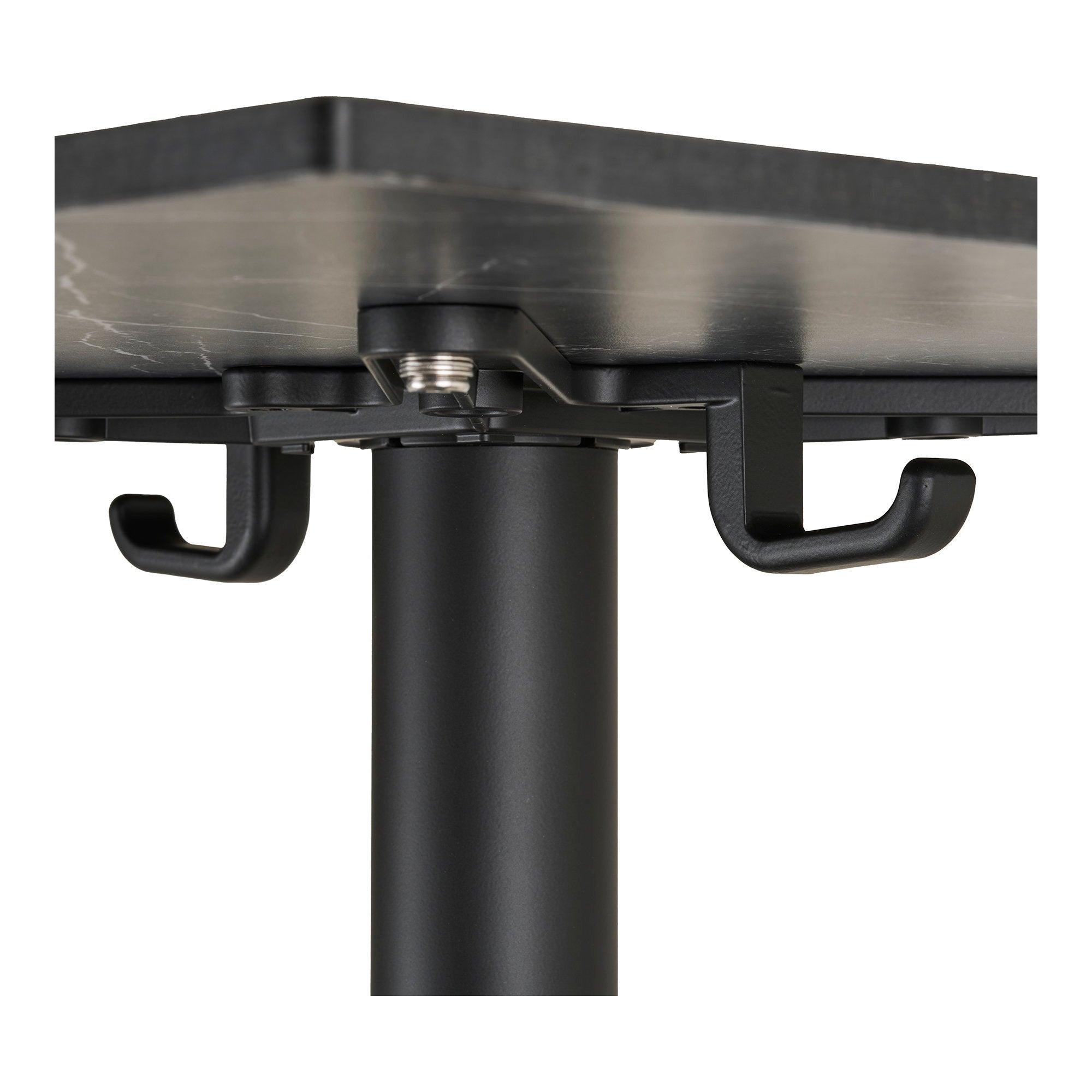 Gros plan crochets intégrés sous plateau table bistrot marbre noir aluminium pratique sac