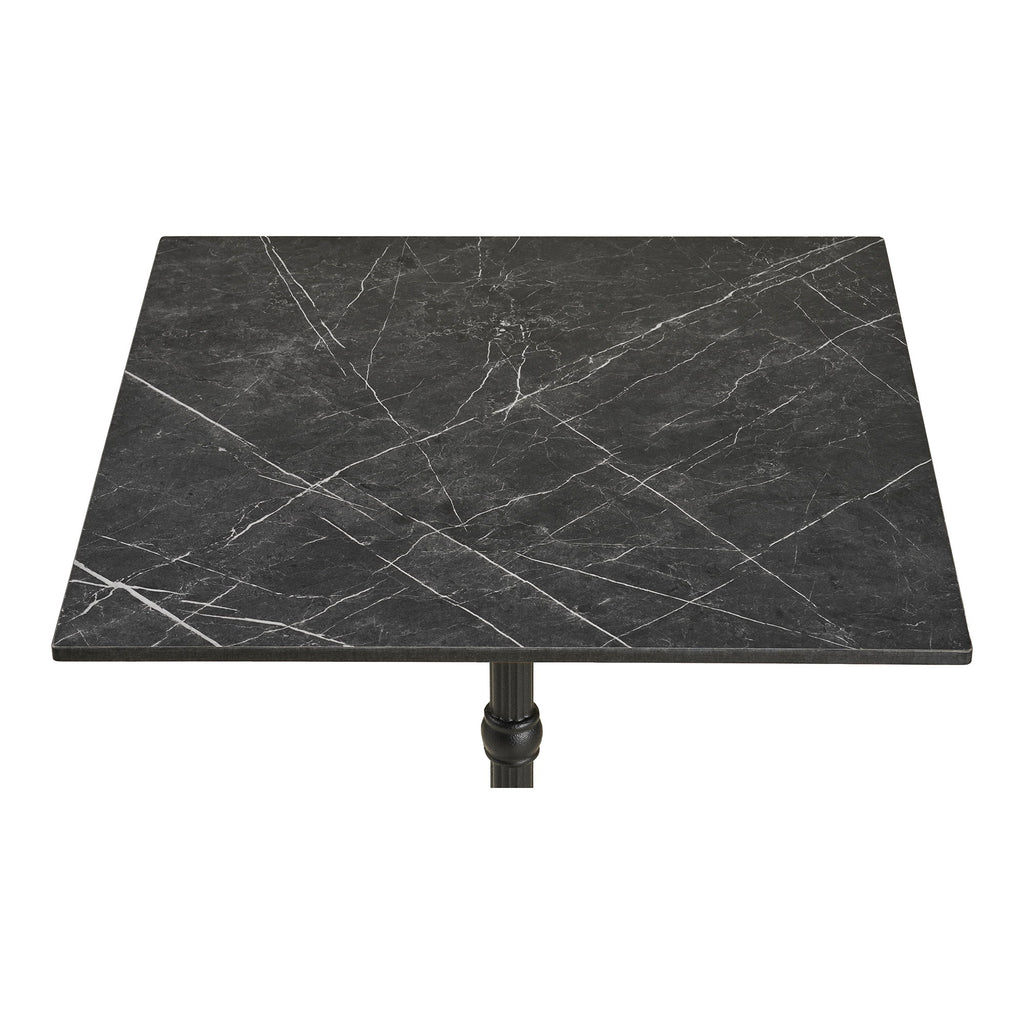 Gros plan plateau carré effet marbre noir veinures blanches table bistrot fonte noire