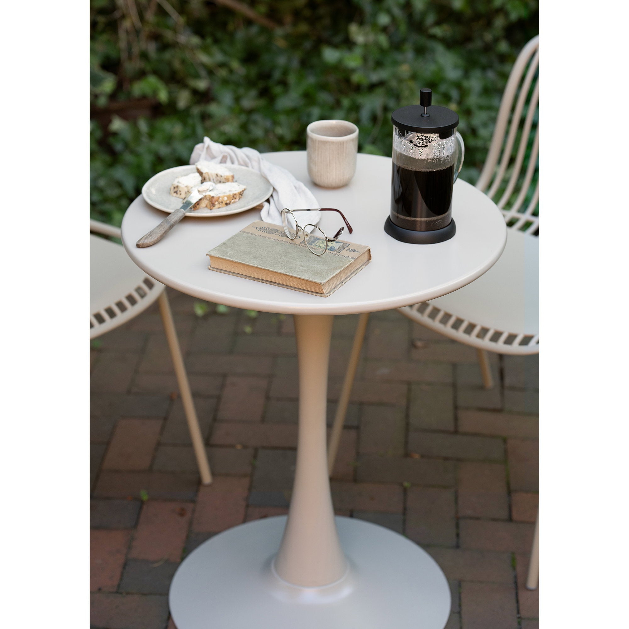 Table bistrot Meira taupe vue plateau petit déjeuner terrasse briques extérieur