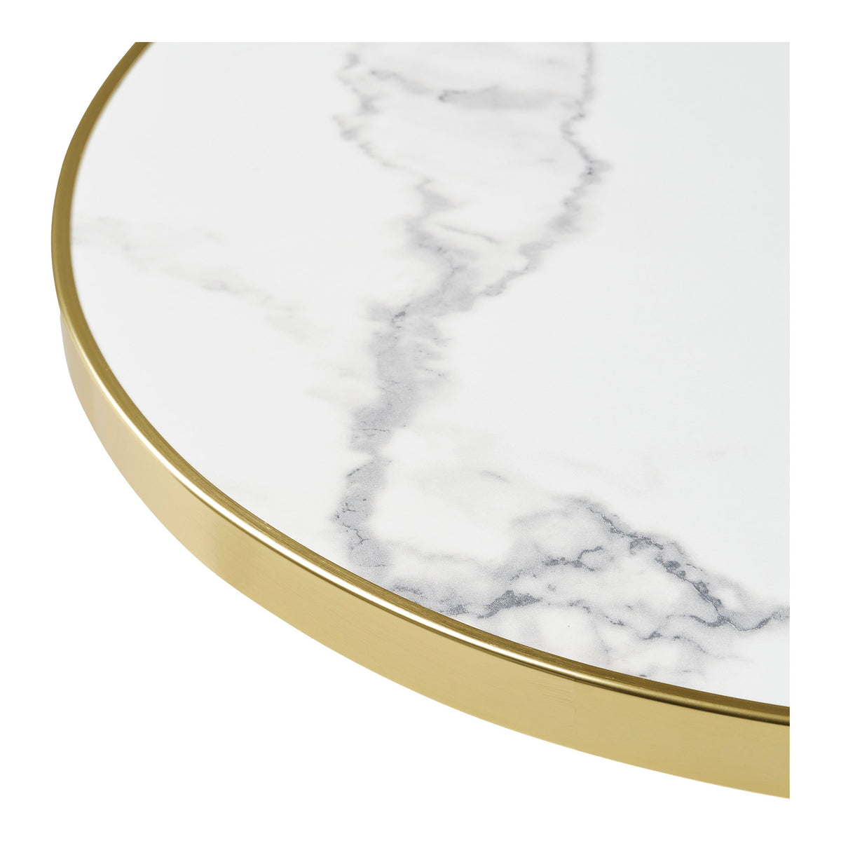 Détail du liseré doré sur la tranche du plateau effet marbre blanc de la table bistrot