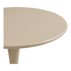 Détail du plateau rond aux bords arrondis de la table bistrot Meira taupe au fini mat
