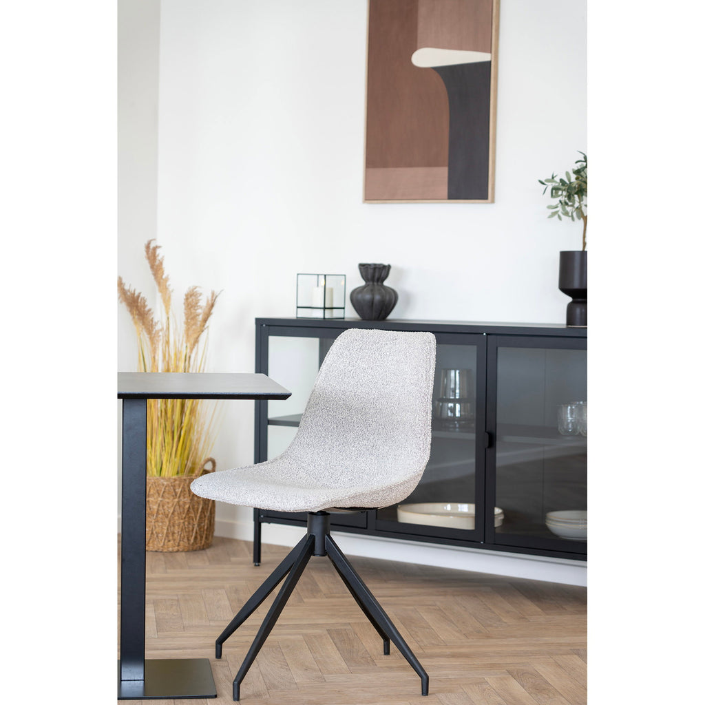 Table café Fano effet pierre sombre avec chaise bouclette blanche ambiance design épuré