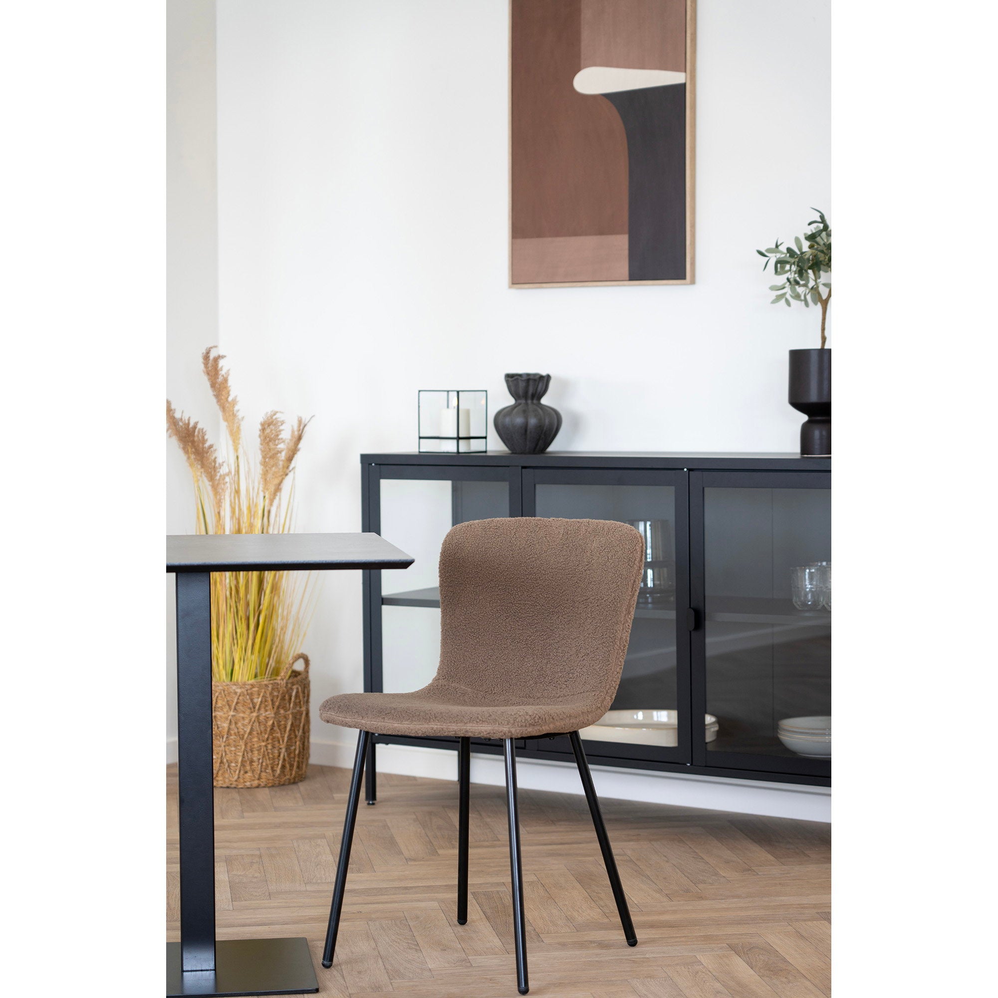 Table café Fano effet pierre sombre avec chaise bouclette taupe intérieur contemporain