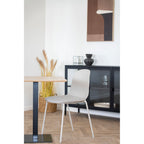 Table café Fano chêne naturel avec chaise coque beige intérieur contemporain épuré