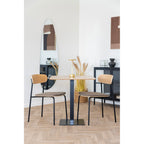 Table café Fano mélaminé naturel en situation intérieur scandinave avec chaises bois noir